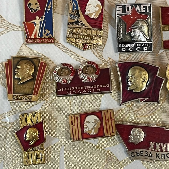 Set of 38 pins badges Lenin Komsomol Communist party  awards USSR - Picture 3 of 7